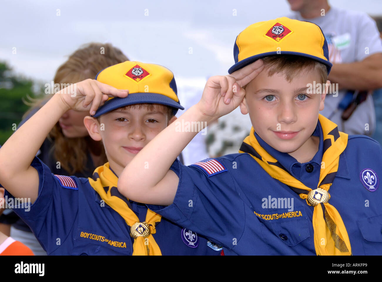 Cub Scouts d'Amérique participer en marchant dans un défilé Banque D'Images