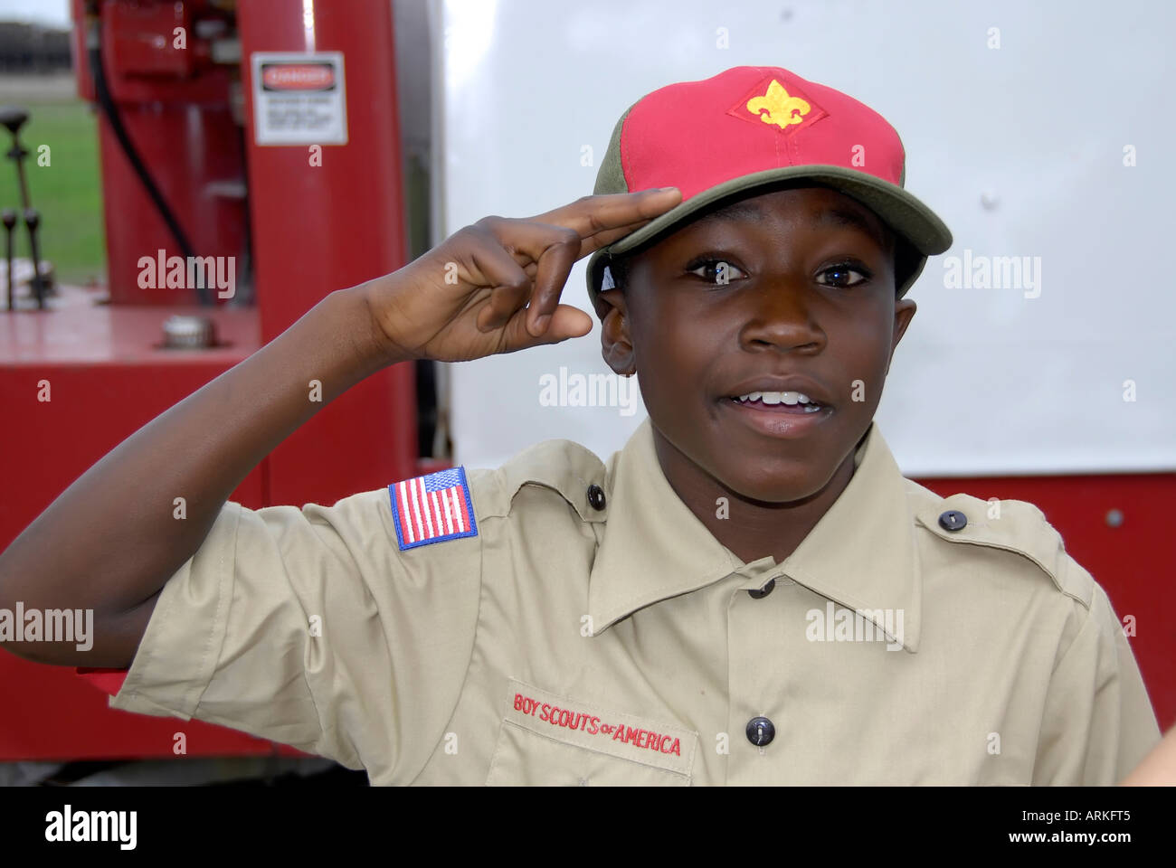 Cub Scouts d'Amérique participer en marchant dans un défilé Banque D'Images
