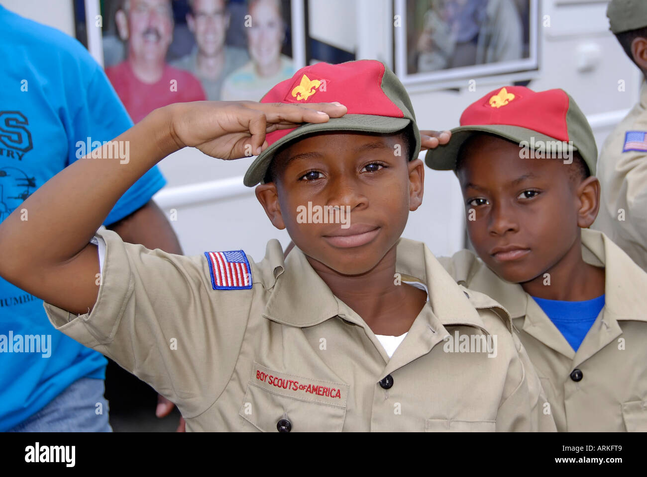 Black African American Cub Scouts d'Amérique participent à une parade défilant dans une salve de boy-scout donner Banque D'Images