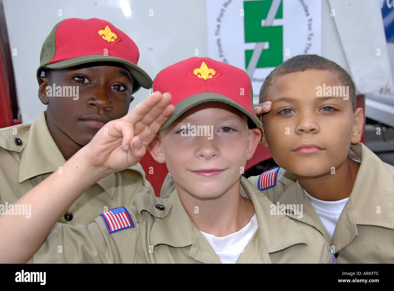 Cub Scouts d'Amérique participer en marchant dans un défilé Banque D'Images