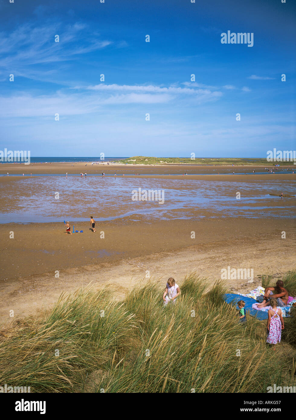 Holkham Bay et plage de l'Ouest, dunes, les garçons à jouer au cricket sur platin Norfolk Banque D'Images