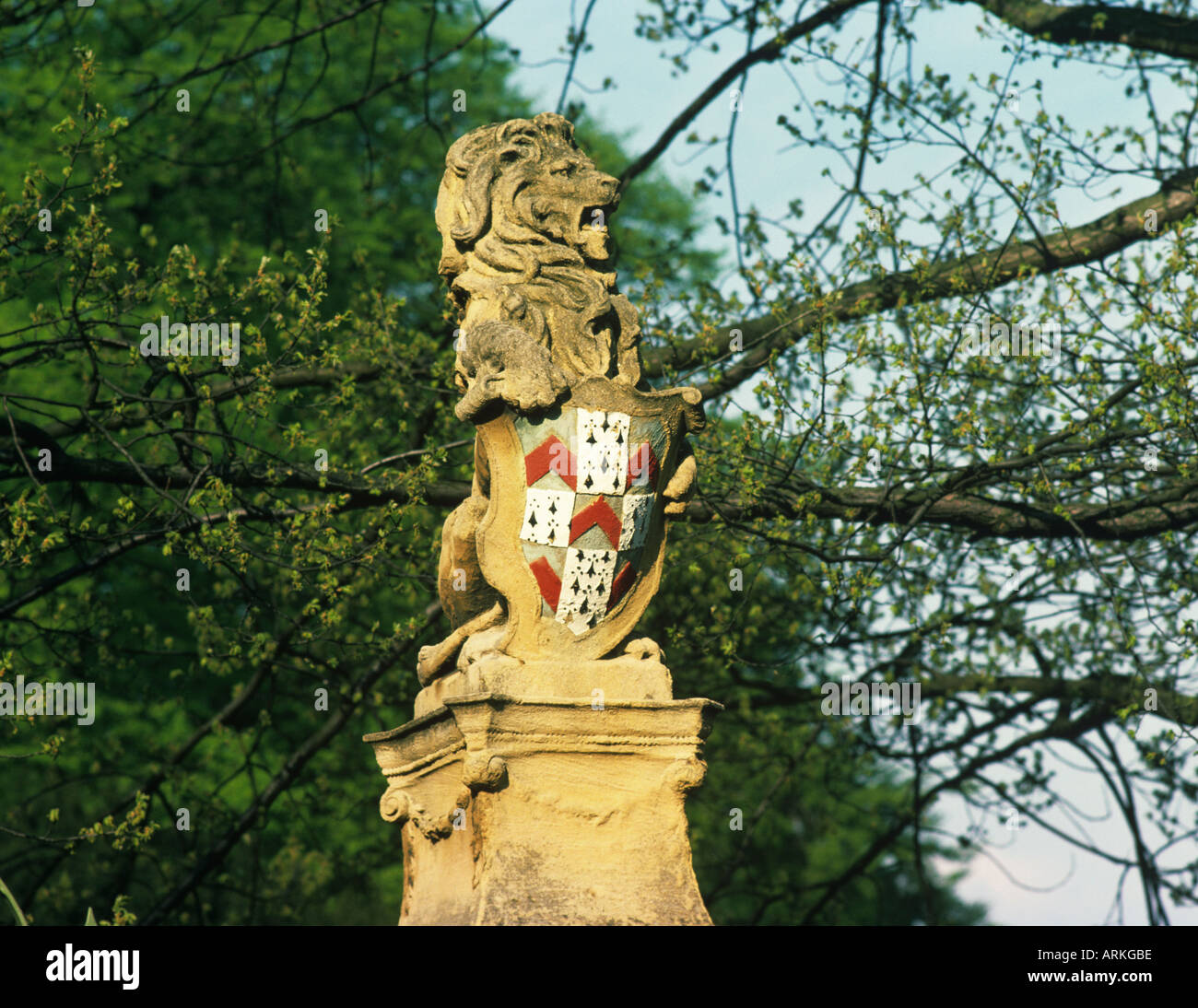 Statue de lion tenant un bouclier avec l'héraldique de la ville de Lichfield Staffordshire Coat of Arms Banque D'Images
