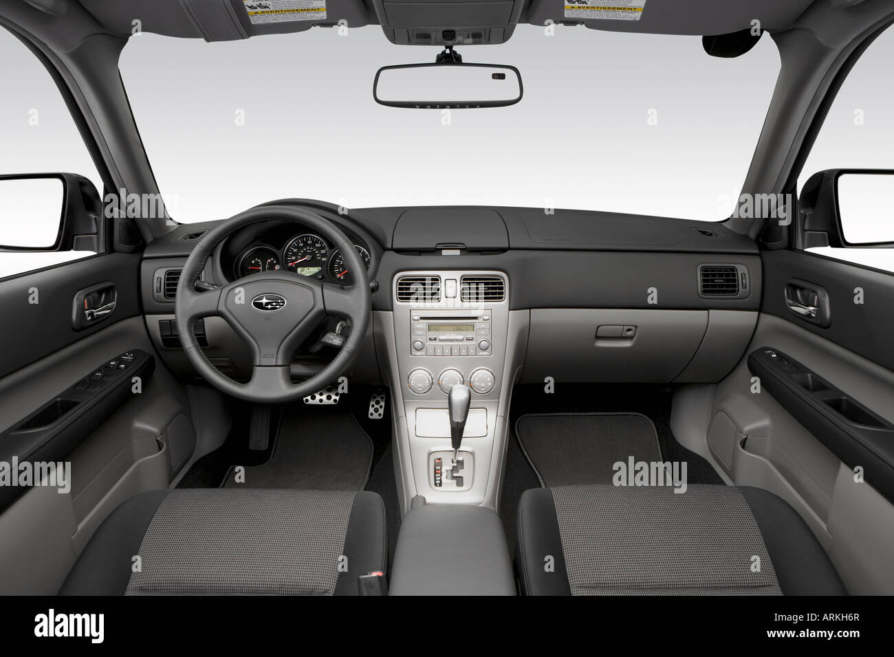 2008 Subaru Forester 2.5 XT Sport en gris - planche de bord, console centrale, le levier de vitesses voir Banque D'Images