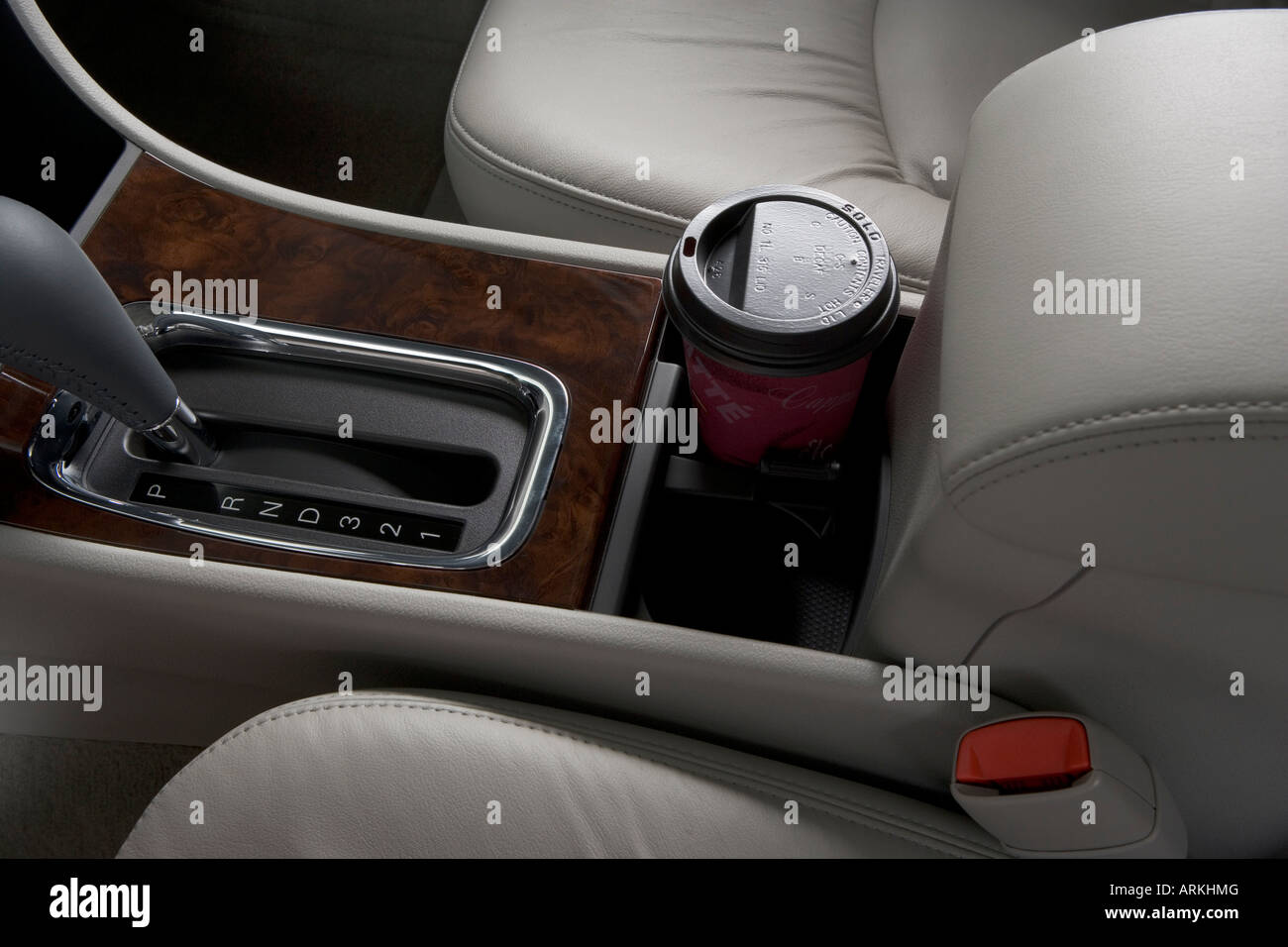 2008 Buick LaCrosse CX en rouge - Support de tasse avec Prop Banque D'Images