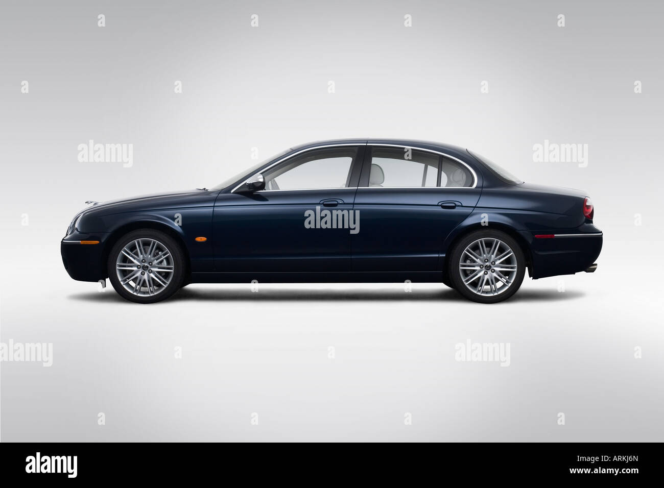 2008 Jaguar S-TYPE 3 en bleu - Pilotes Portrait Banque D'Images