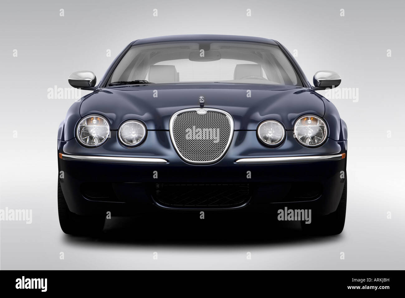 2008 Jaguar S-TYPE 3 en bleu - Bas/large front Banque D'Images