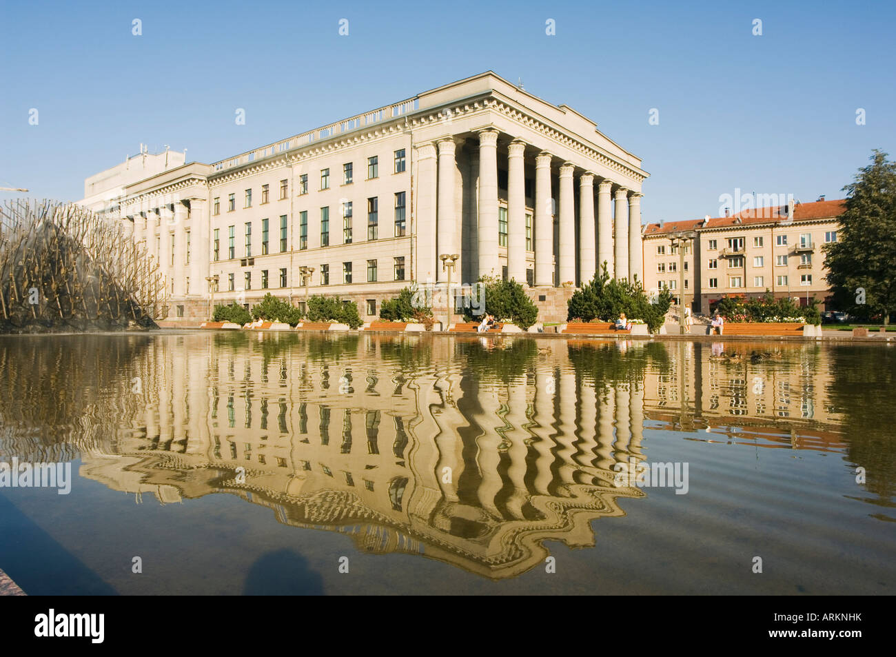 Bâtiment du Parlement européen avec reflet dans l'eau, Vilnius, Lituanie, Pays Baltes, Europe Banque D'Images