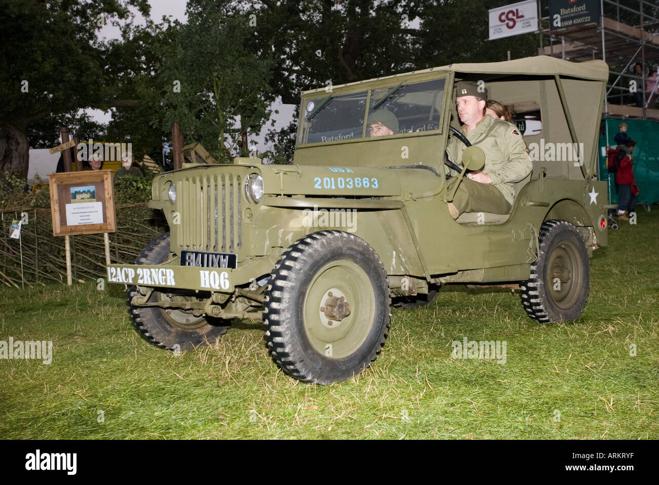 Ancien Deuxième Guerre mondiale camouflée USA jeep de l'armée britannique de 2006 Show Moreton Banque D'Images