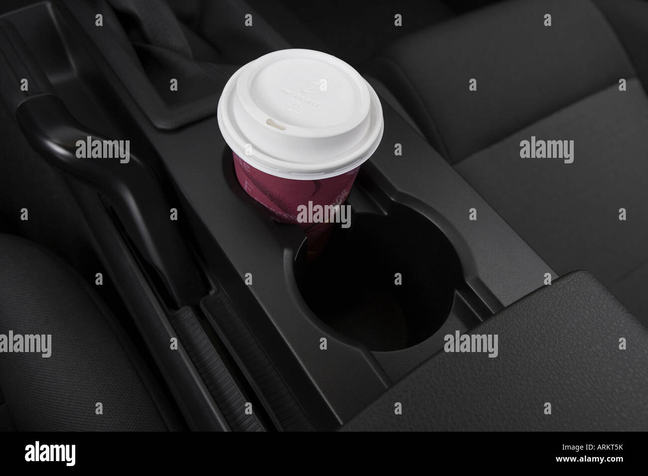 2008 Ford Mustang V6 Deluxe en rouge - Support de tasse avec Prop Banque D'Images