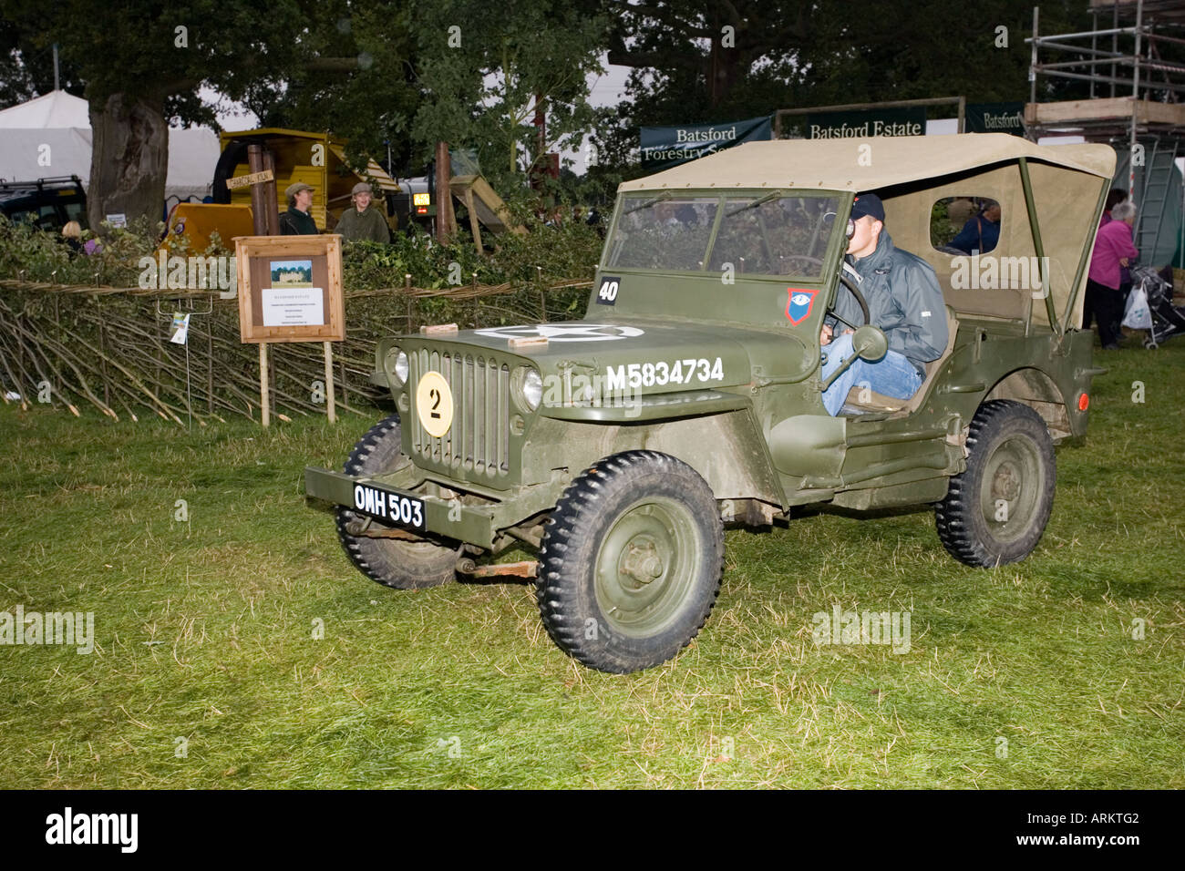 Ancien Deuxième Guerre mondiale camouflée USA jeep de l'armée britannique de 2006 Show Moreton Banque D'Images