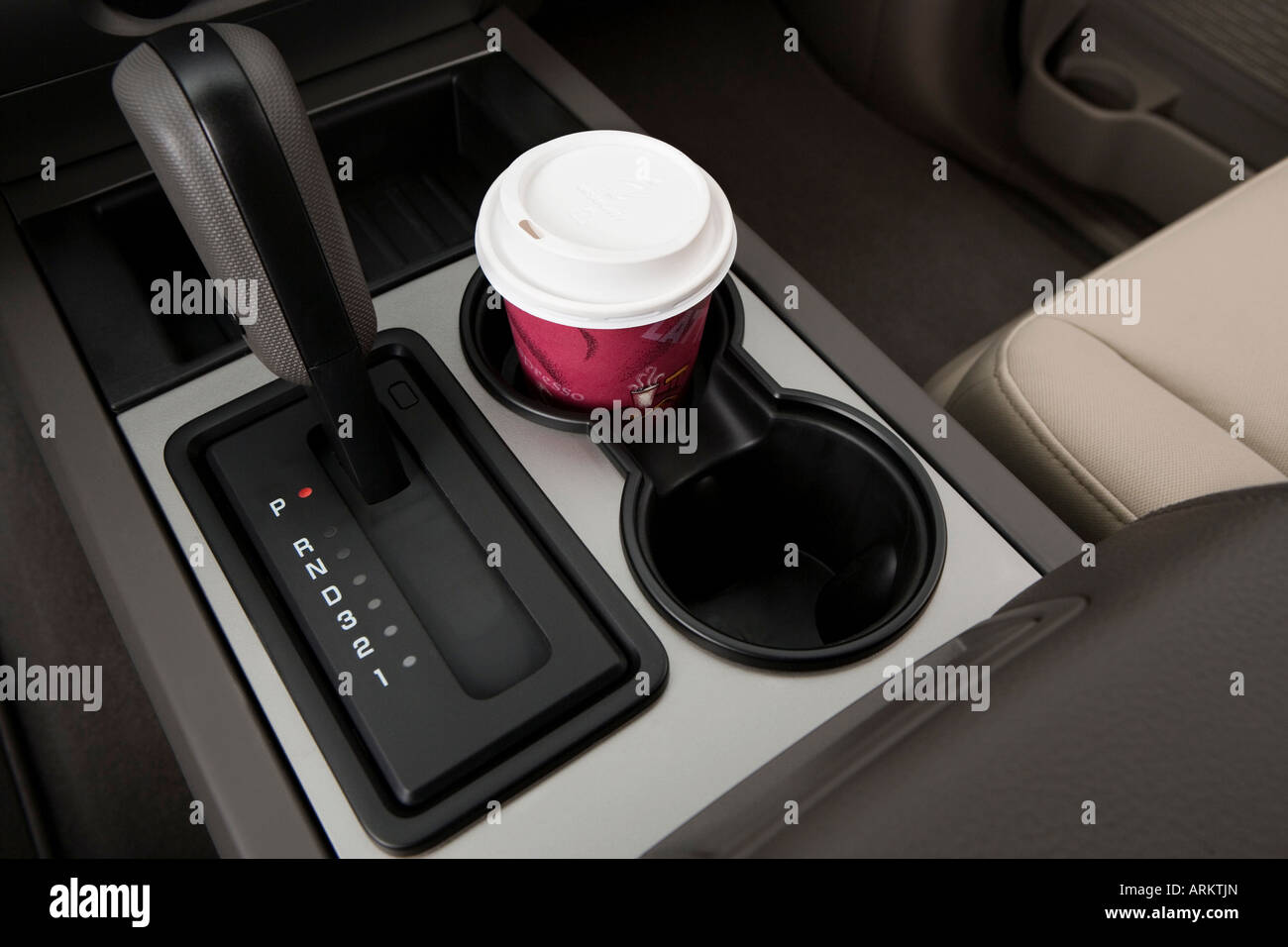 2008 Ford Expedition XLT en rouge - Support de tasse avec Prop Banque D'Images