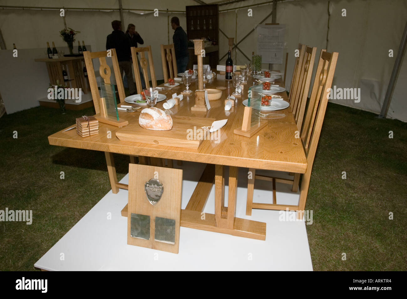 Fait main primé réfectoire chêne table et six chaises avec couverts pour repas spectacle Moreton Gloucestershire UK Banque D'Images