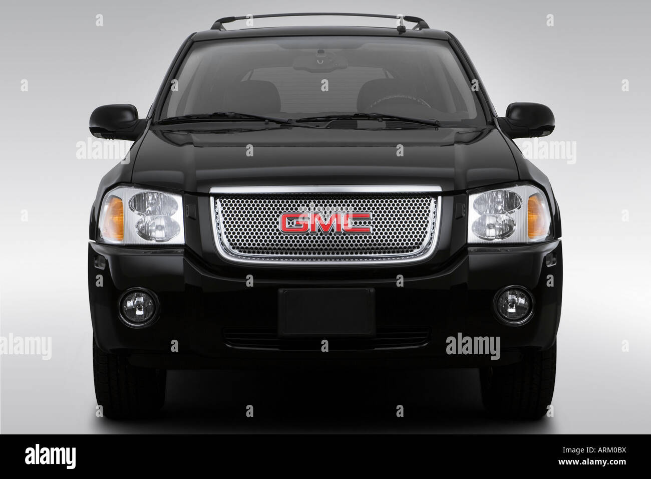 2008 GMC Envoy Denali en noir - Basse/large front Banque D'Images