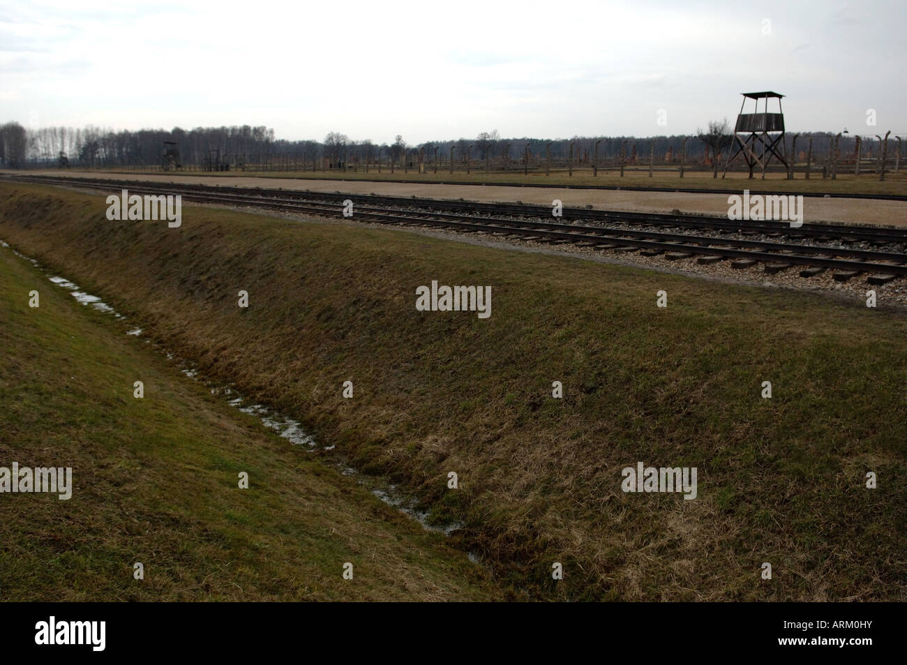 Les plates-formes de déchargement et la ligne ferroviaire Auschwitz Birkenhau Banque D'Images