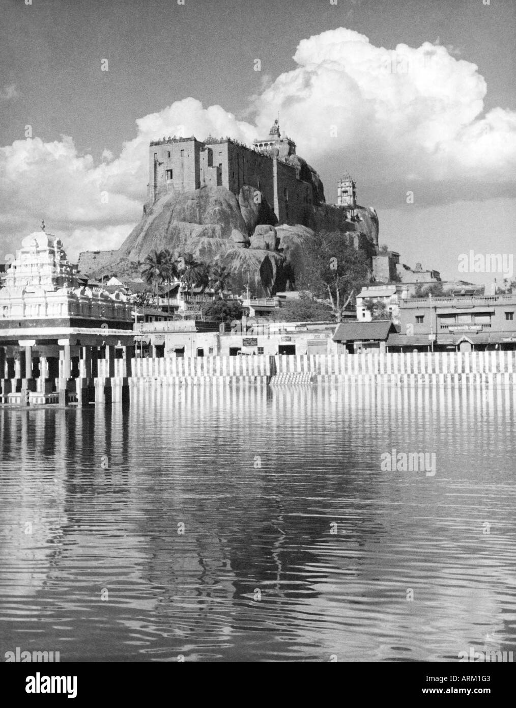 Organe de réflexion101389 Rock fort temple et dans l'eau de l étang à Trichnapally Tamilnadu Inde Banque D'Images