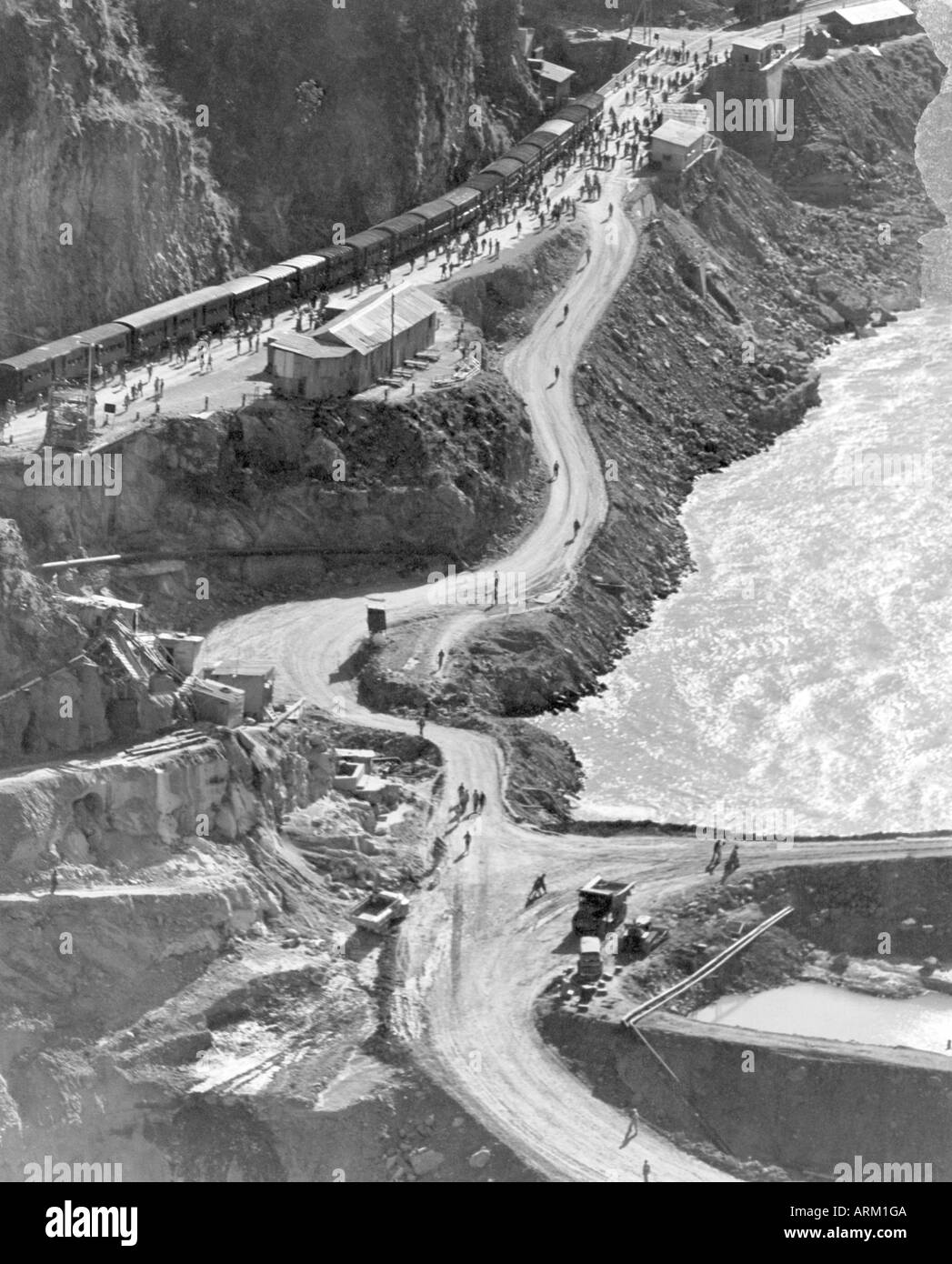 Construction du barrage de Bhakra, Bhakra Nangal, rivière Sutlej, réservoir de Gobind Sagar, Bilaspur, Himachal Pradesh, Inde, Asie, image ancienne des années 1950 Banque D'Images