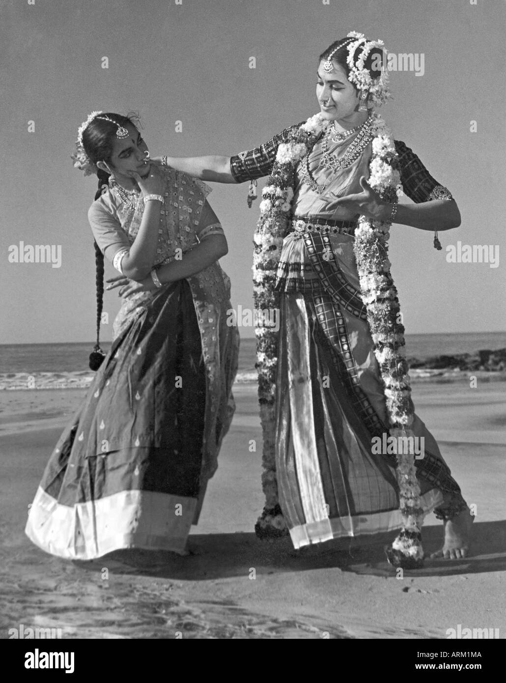 VRB101414 femmes indiennes faisant Mohini Attam danse classique de l'Inde 1940 Banque D'Images