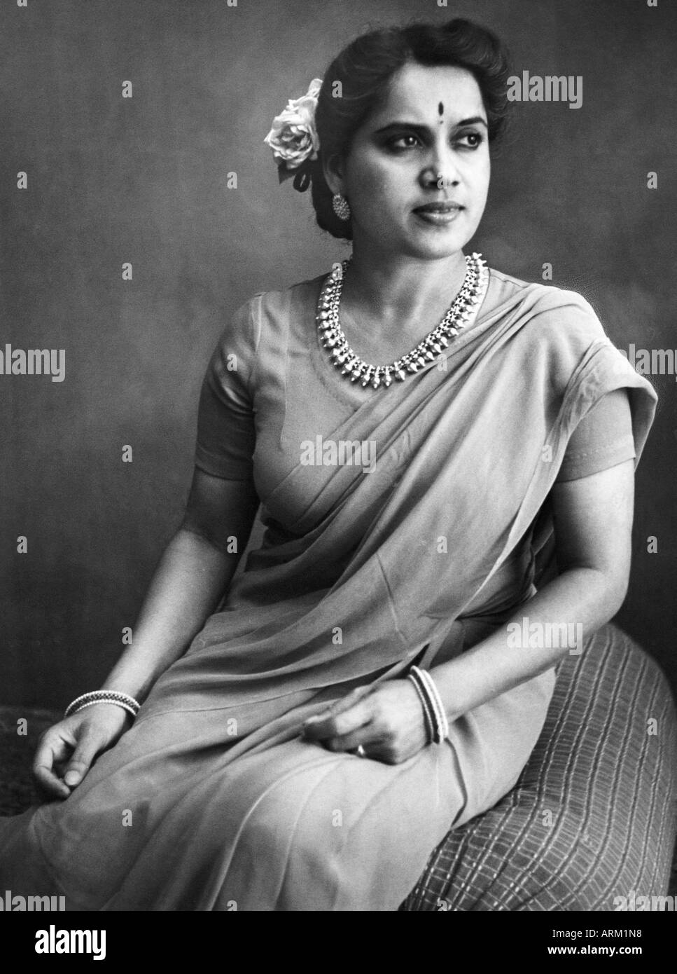 Ancienne photo vintage 1940s de Shanta Apte (1916–1964) une actrice indienne de bollywood hindi film star chanteuse Inde Asie asiatique Banque D'Images