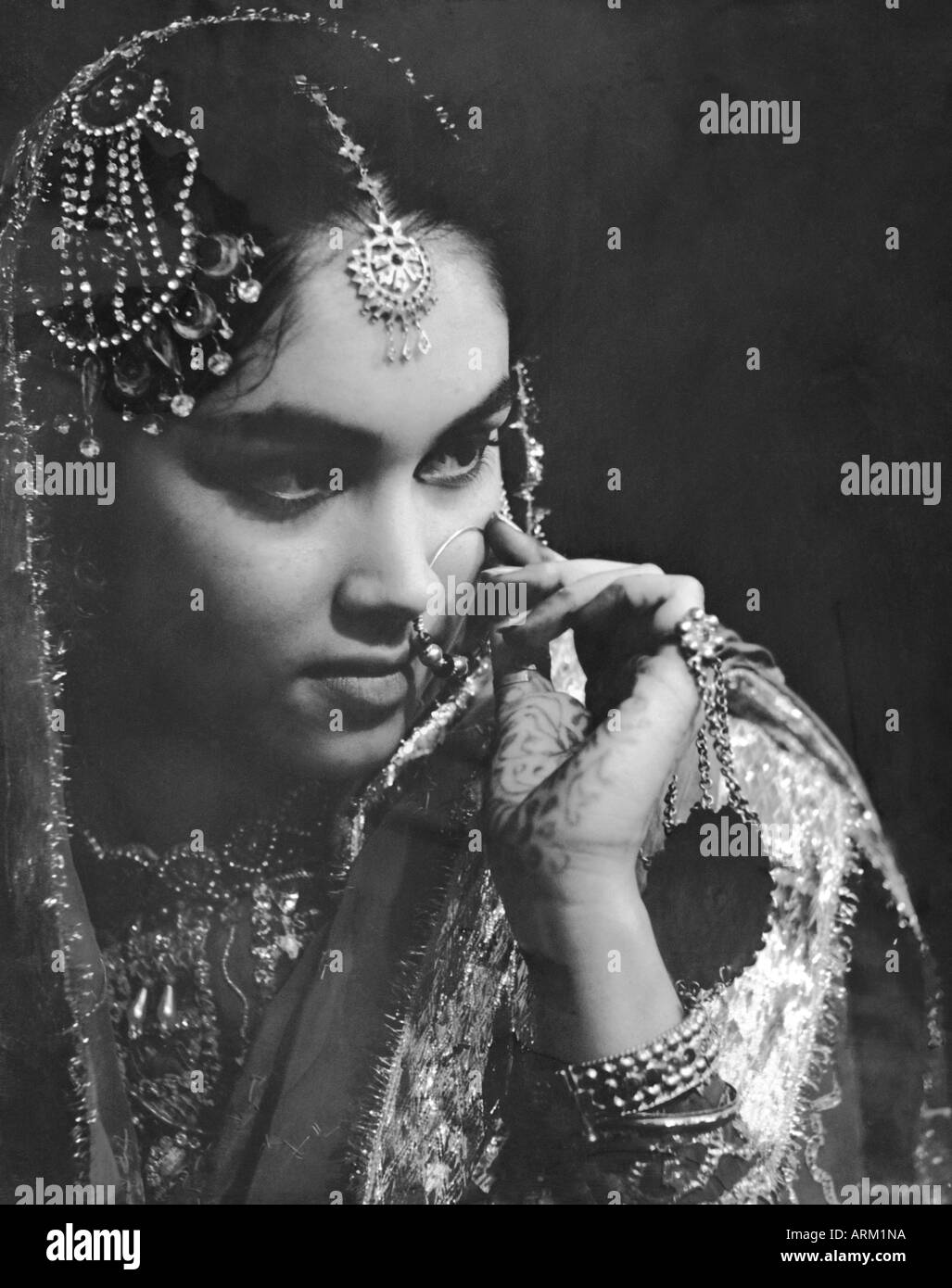 Ancienne femme indienne ancienne en robe de mariée, bijoux en diamant, Inde années 1940 Banque D'Images