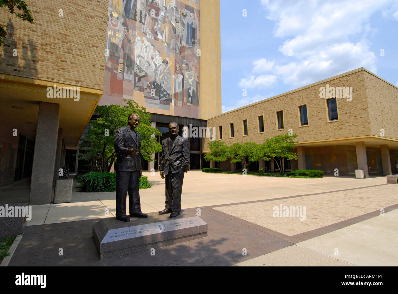 Theodore M Bibliothèque d'Hesburgh sur le campus de l'Université de Notre Dame à South Bend campus dans l'Indiana Banque D'Images