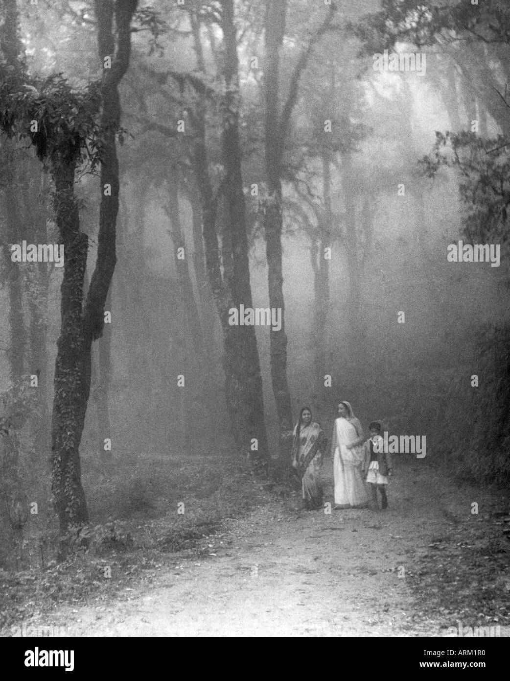 Les femmes avec enfant VRB101430 vue paysage à Mussorie Uttar Pradesh India 1940 Banque D'Images