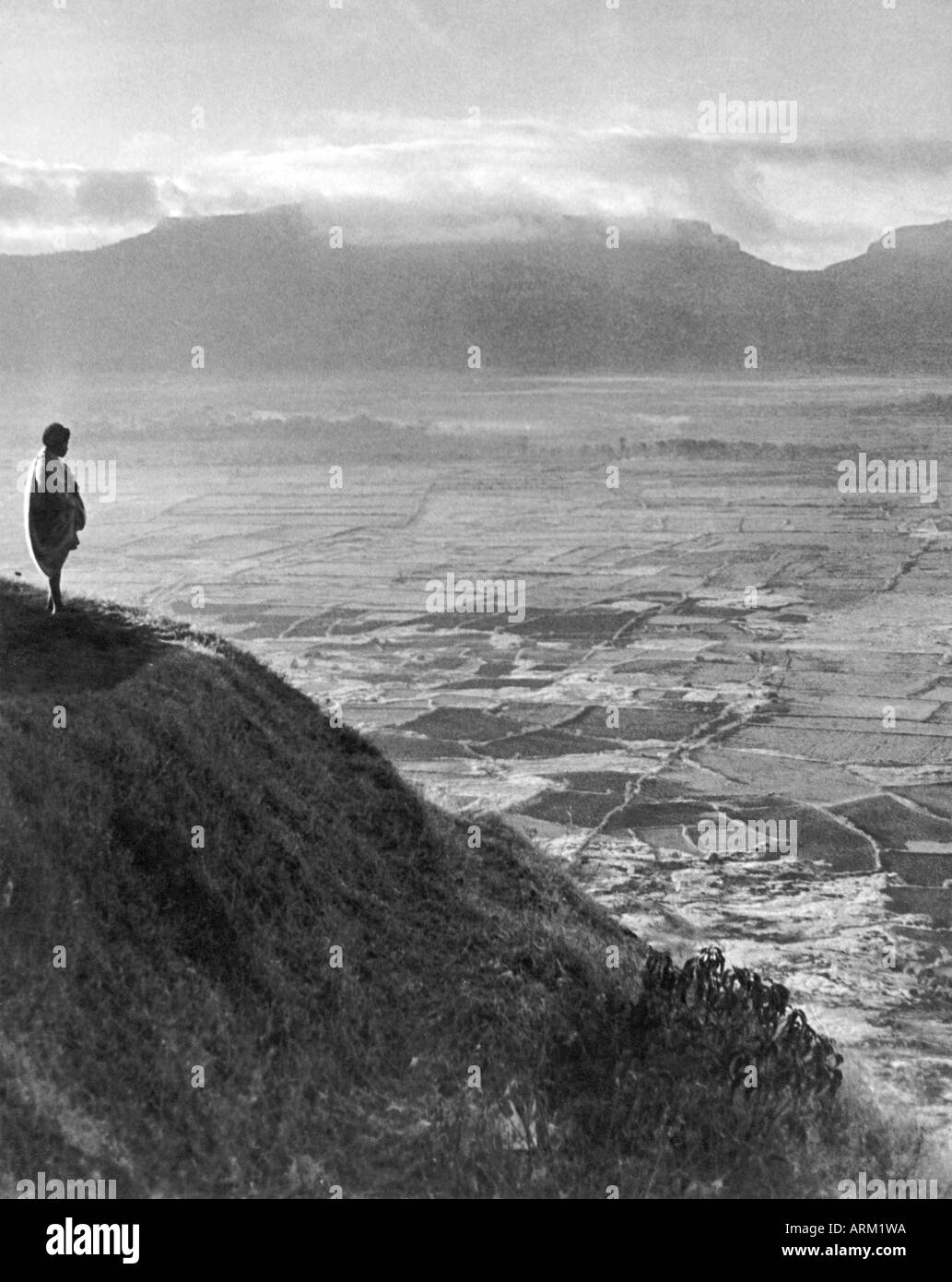 Photo vintage de l'enfant indien au sommet des grottes de Karla Lonavala Maharashtra Inde années 1940 Banque D'Images