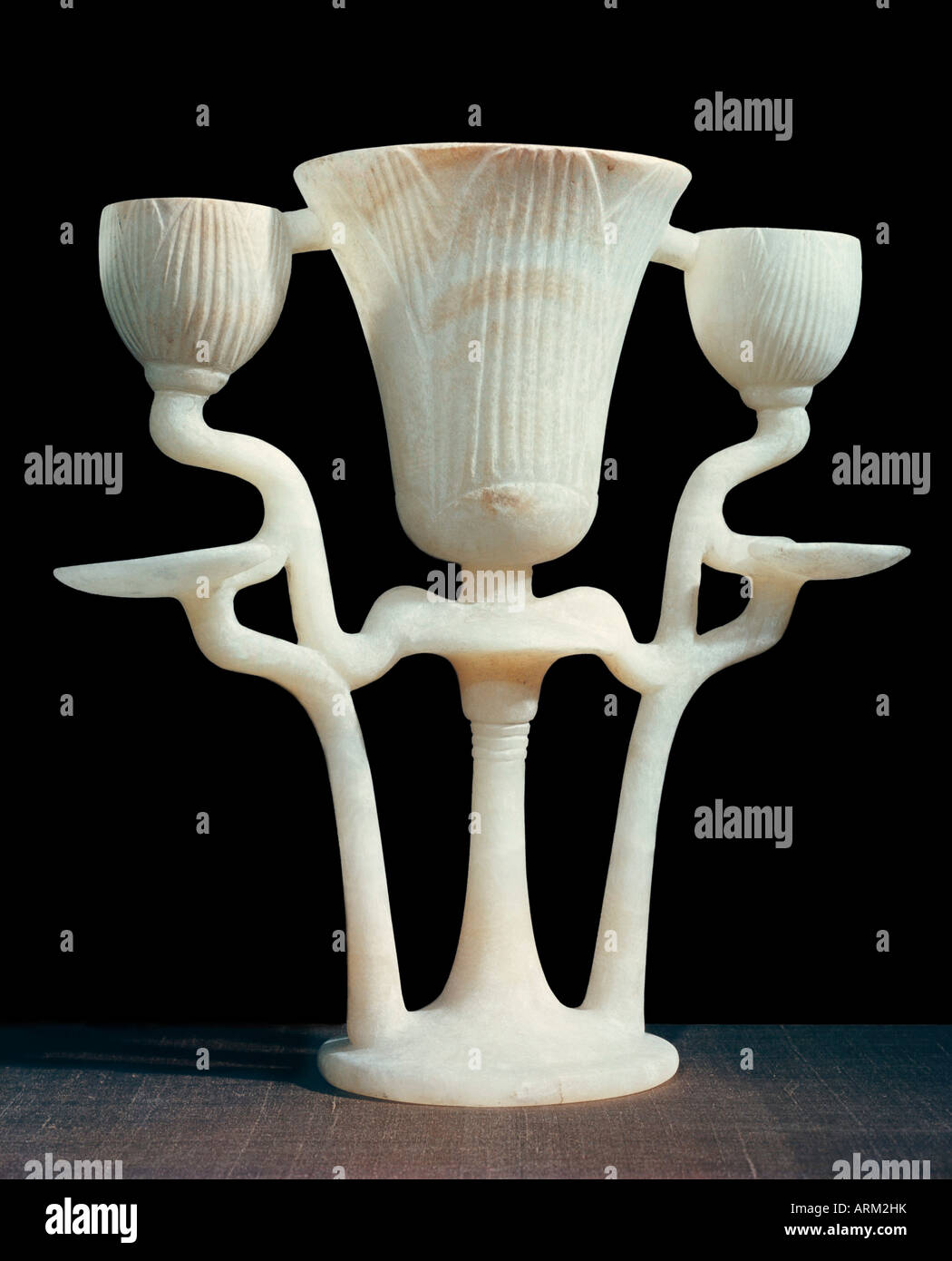 Lampe d'albâtre en forme de trois fleurs de lotus, de la tombe du pharaon Toutânkhamon Banque D'Images