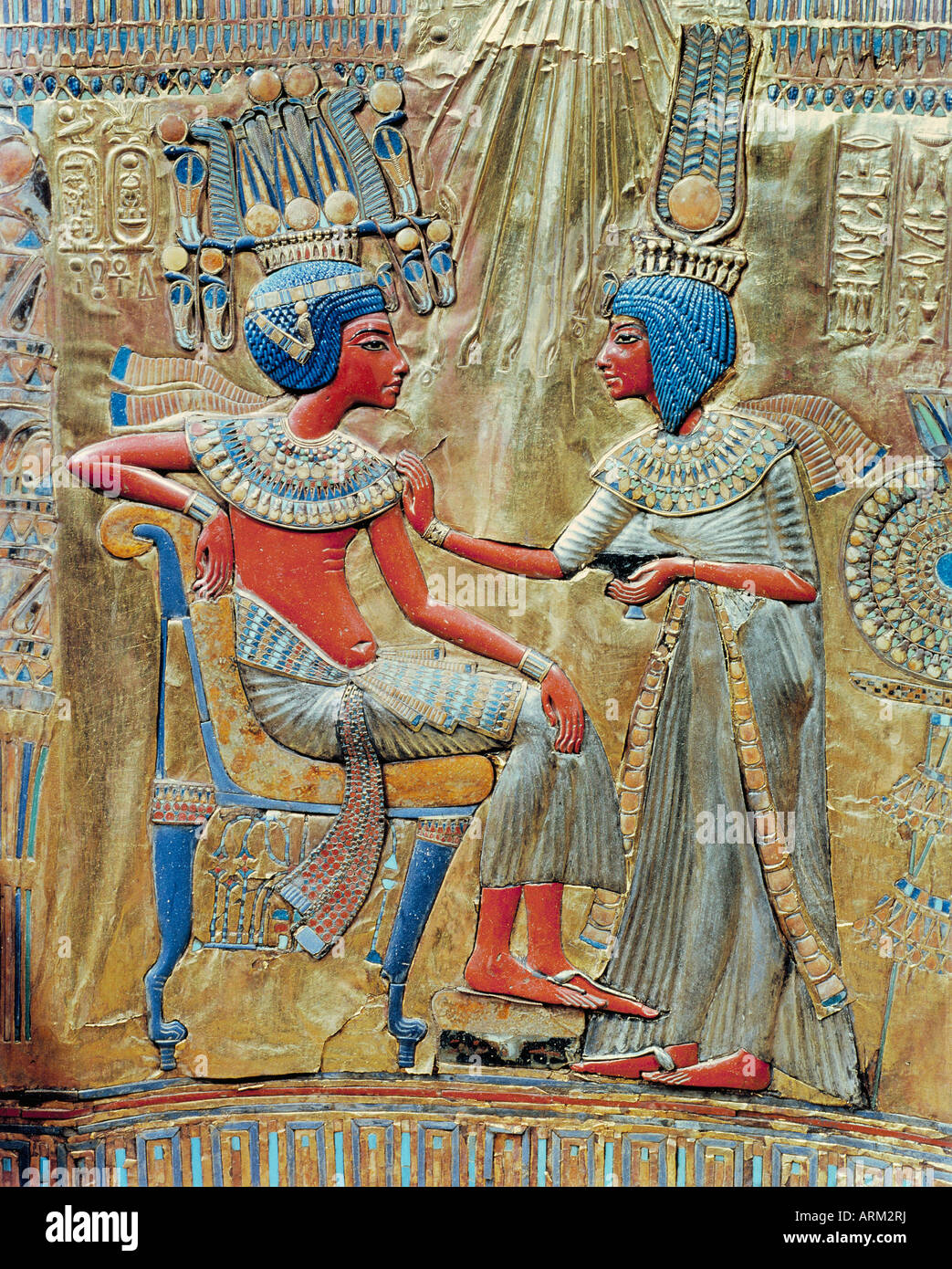 L'arrière de la gold-plated trône, montrant la reine Ankhesenamun mettant la touche finale à la toilette du roi Banque D'Images