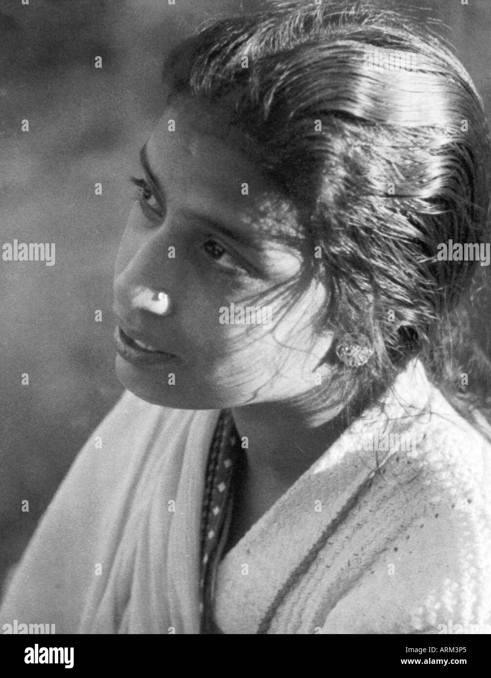 VRB101297 femme indienne portrait en studio Kulri Mussorie Uttar Pradesh Inde 1940 s Banque D'Images