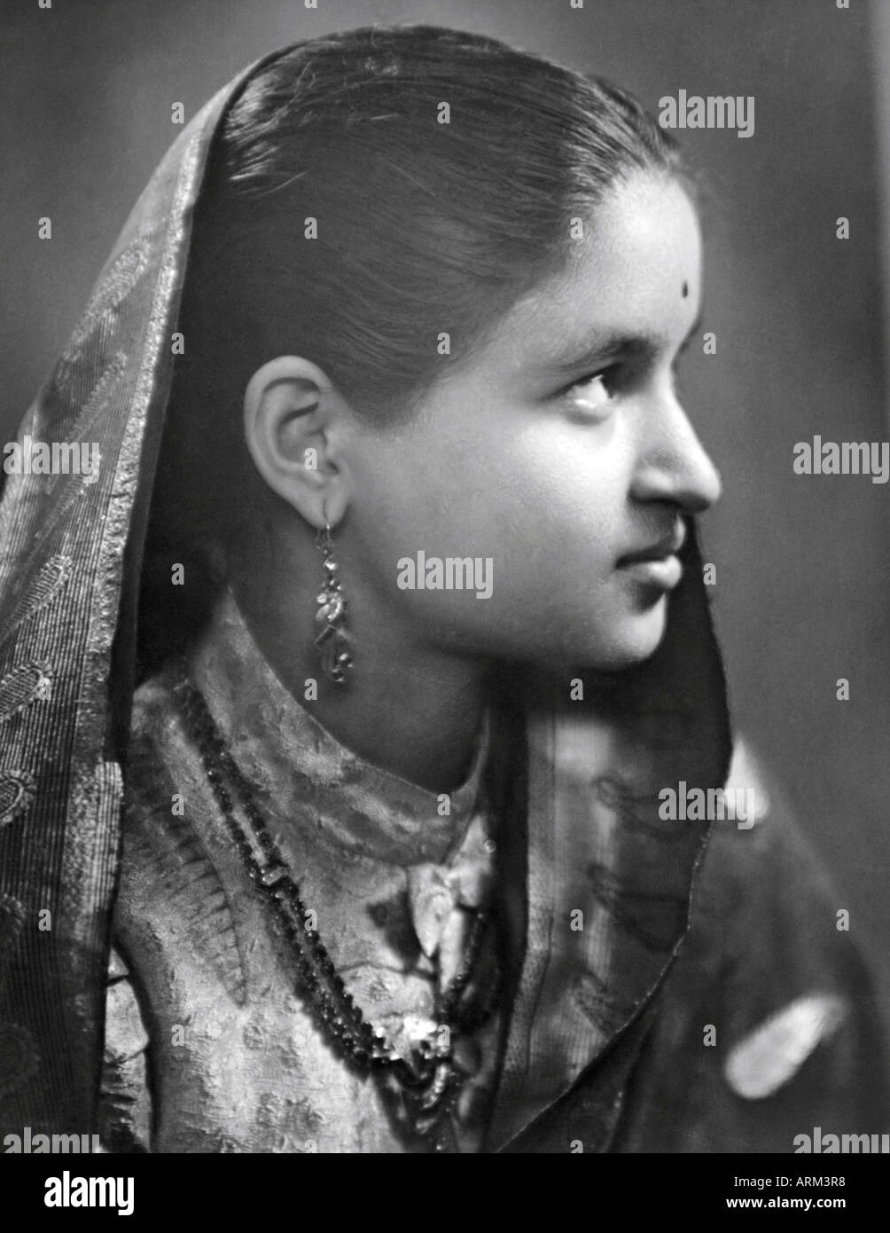 VRB101304 robe fille indienne en portrait en studio Kulri Mussorie Uttar Pradesh Inde 1940 s Banque D'Images