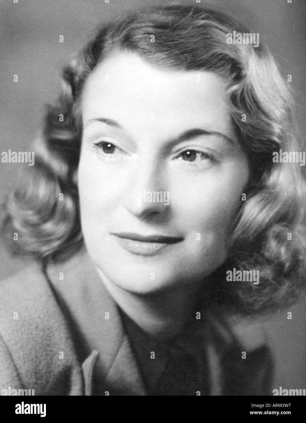 Portrait d'une femme britannique en studio Kulri Mussorie Uttar Pradesh Inde 1940s ancienne image vintage 1900s Banque D'Images