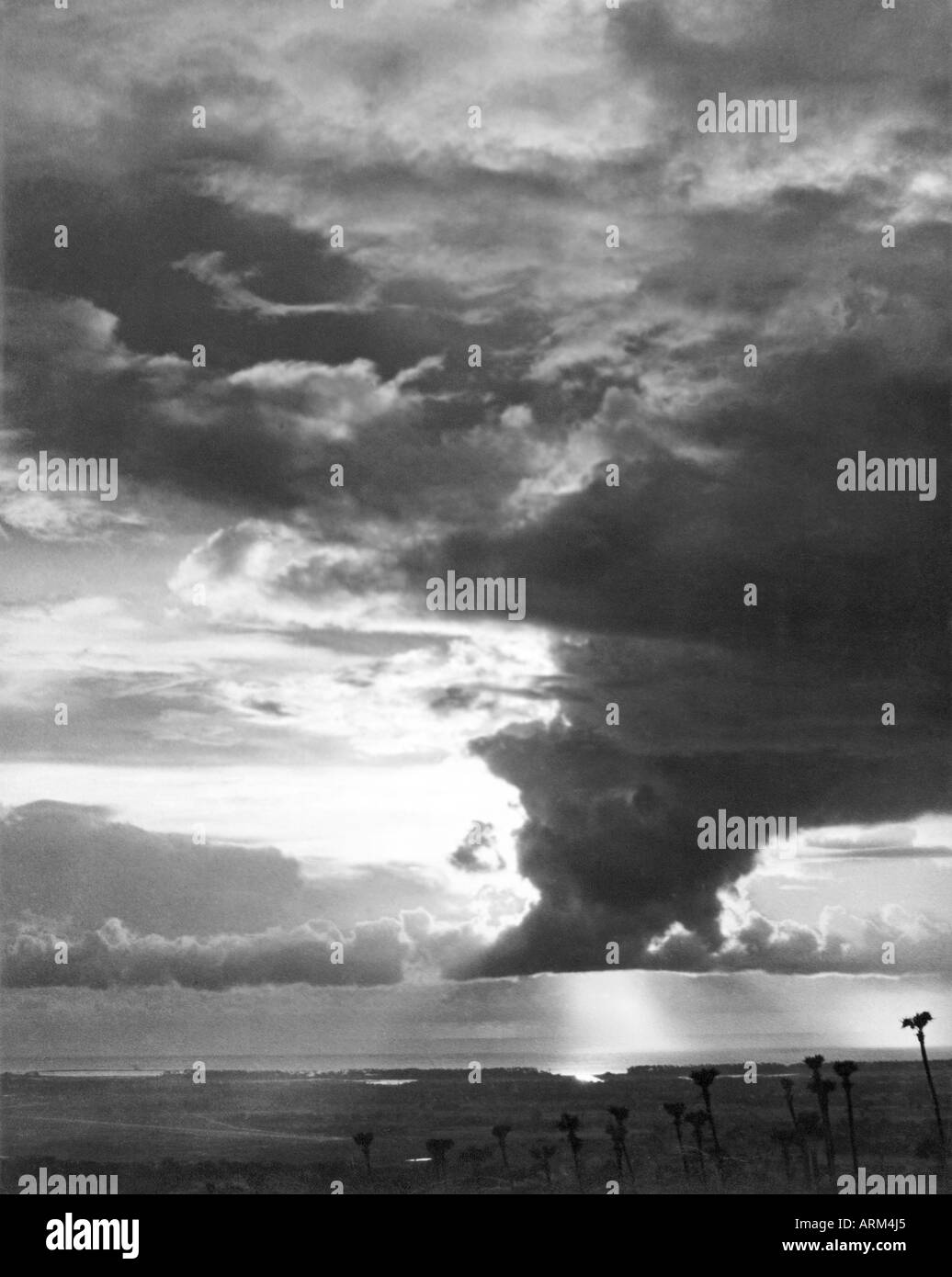 VRB101351 Coucher du soleil avec vue sur la mer et les nuages à Bombay Mumbai Maharashtra Inde 1940 Banque D'Images VRB101351 Coucher du soleil avec vue sur la mer et les nuages à Bombay Mumbai Maharashtra Inde 1940 Banque D'Images