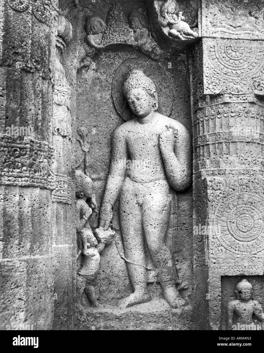 VRB101369 mendicité Bouddha sculpture sur pierre à Ajanta grottes Aurangabad Maharashtra Inde 1940 Banque D'Images