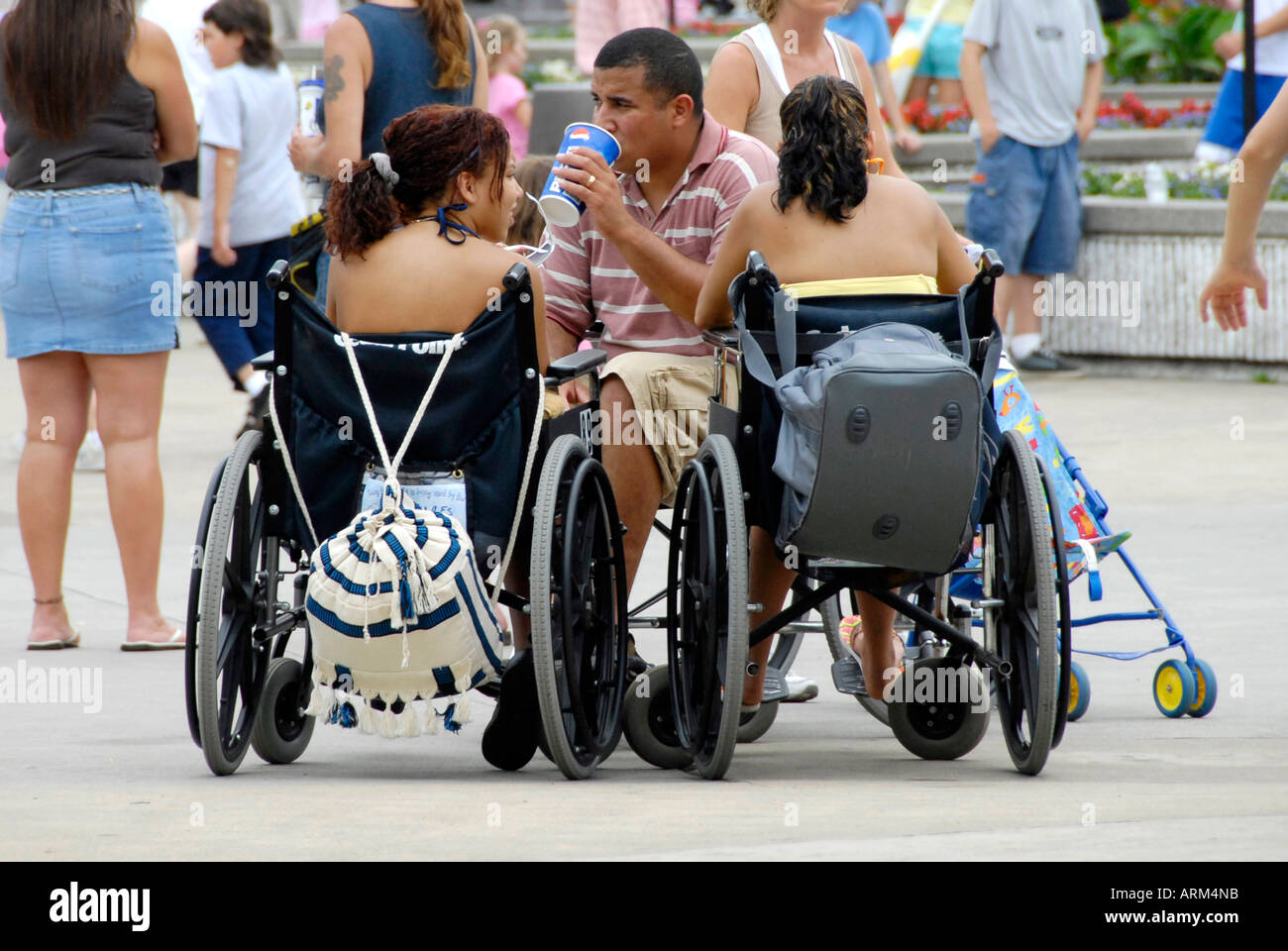 Les adolescents handicapés profiter de Cedar Point Amusement Park à Sandusky Ohio OH Banque D'Images