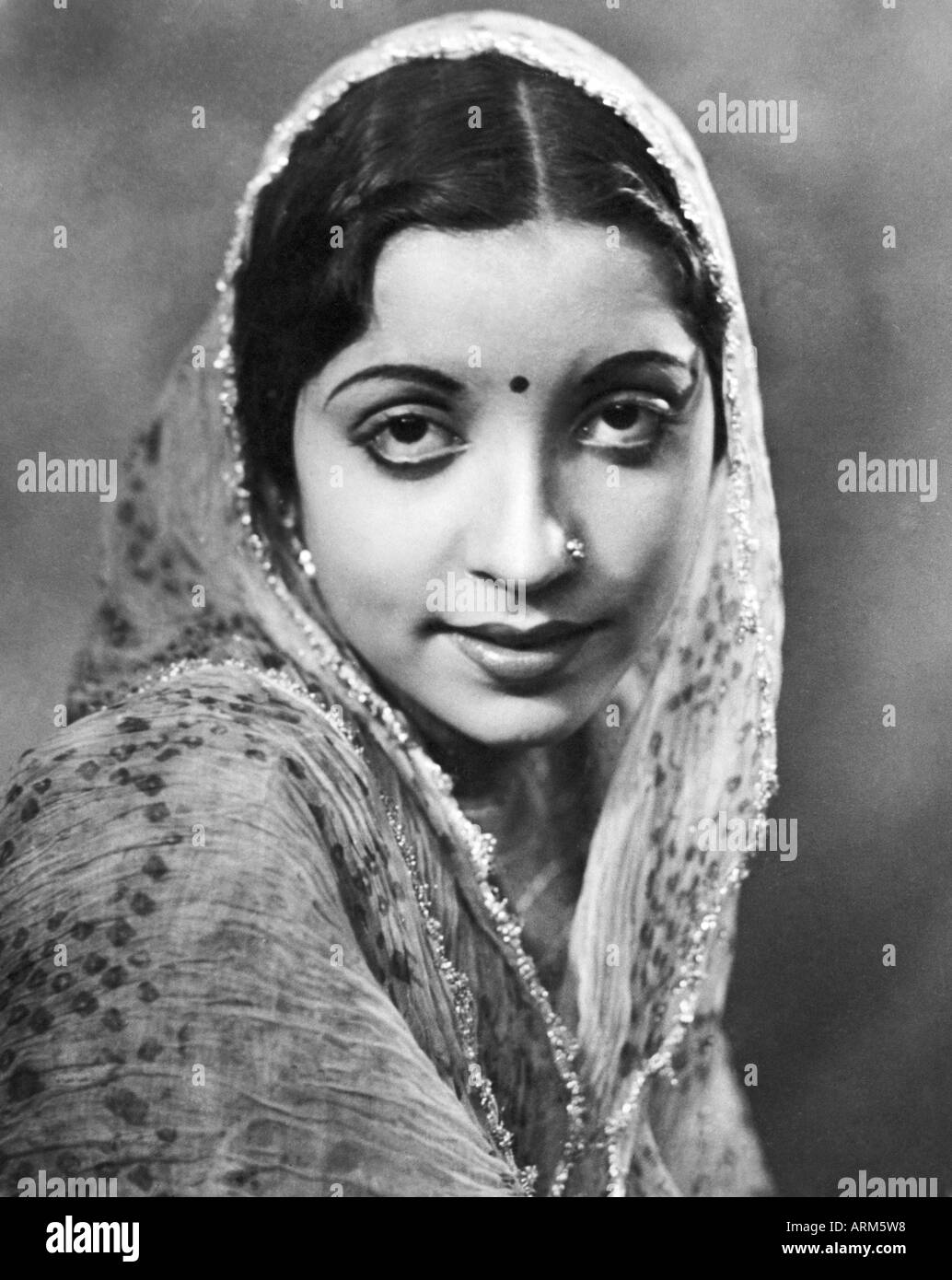 VRB101235 femme indienne en sari à la caméra au portrait en studio Mussorie Uttar Pradesh India 1940 Banque D'Images