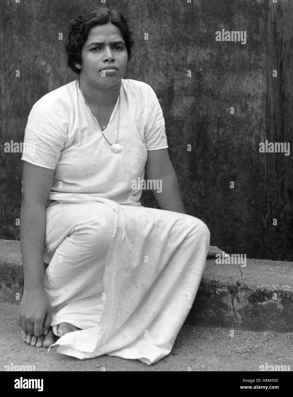 VRB101252 femme indienne en vêtements traditionnels Gharwal Uttaranchal Inde 1940 Banque D'Images