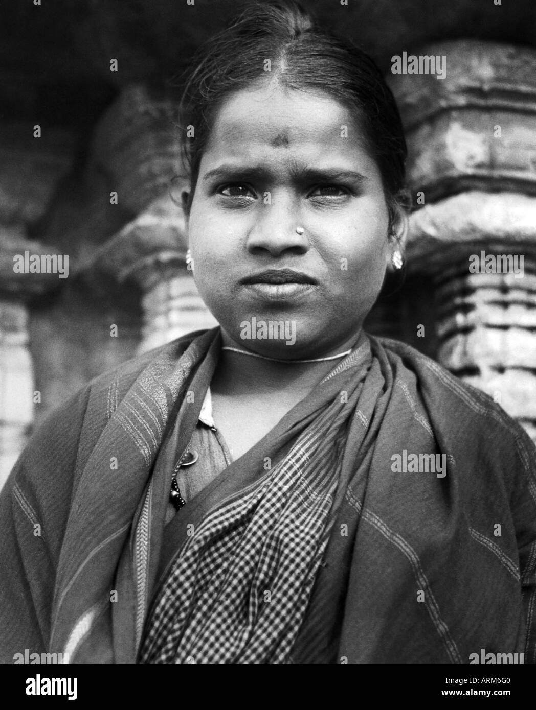 VRB101271 femme indienne en sari à la caméra à l'Andhra Pradesh Inde 1940 s Banque D'Images