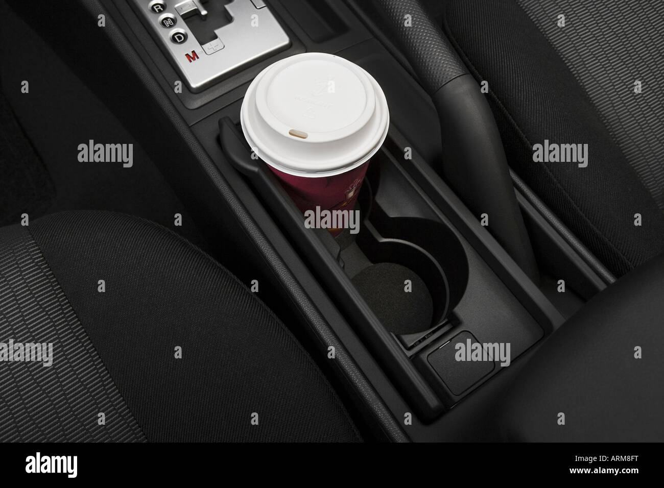 2008 Mazda MAZDA3 i Touring en rouge - Support de tasse avec Prop Banque D'Images