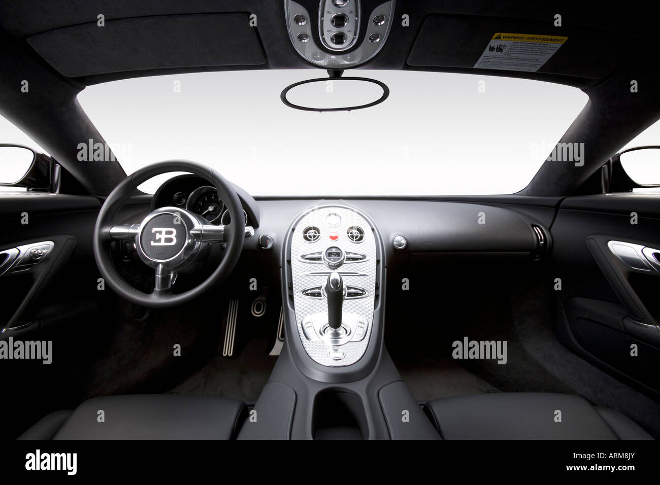 2008 Bugatti Veyron 16.4 en noir - planche de bord, console centrale, le levier de vitesses voir Banque D'Images