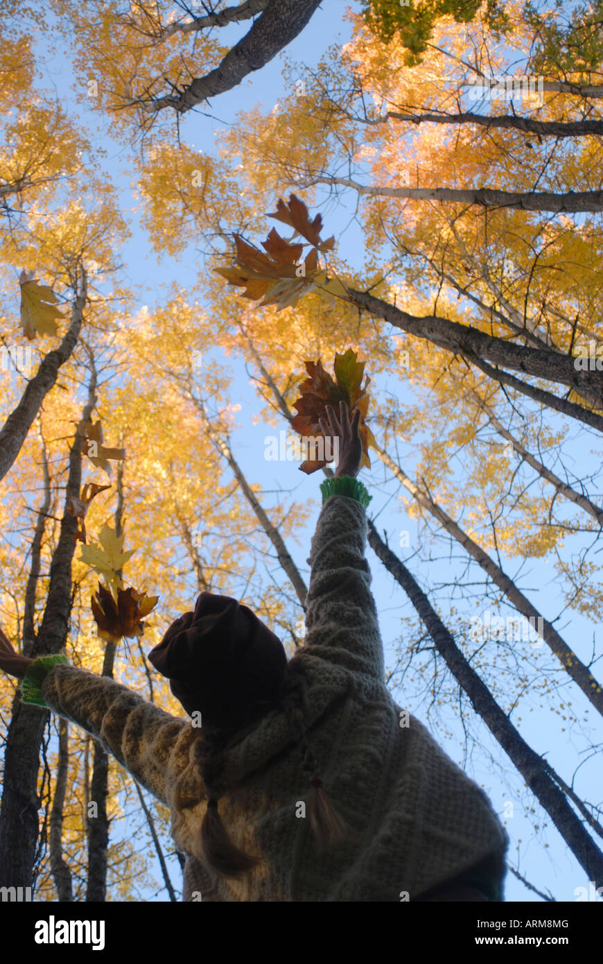 Fille jette des feuilles dans l'air pour célébrer l'automne, l'État de Washington, Vashon Island, États-Unis d'Amérique, Amérique du Nord Banque D'Images