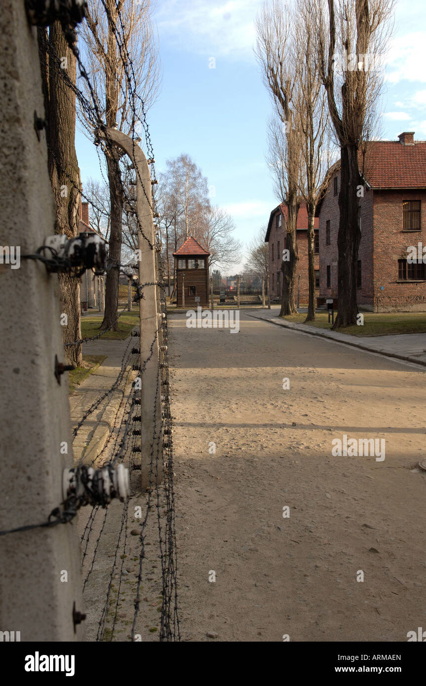 Clôture électrique et blocs prison Auschwitz Banque D'Images