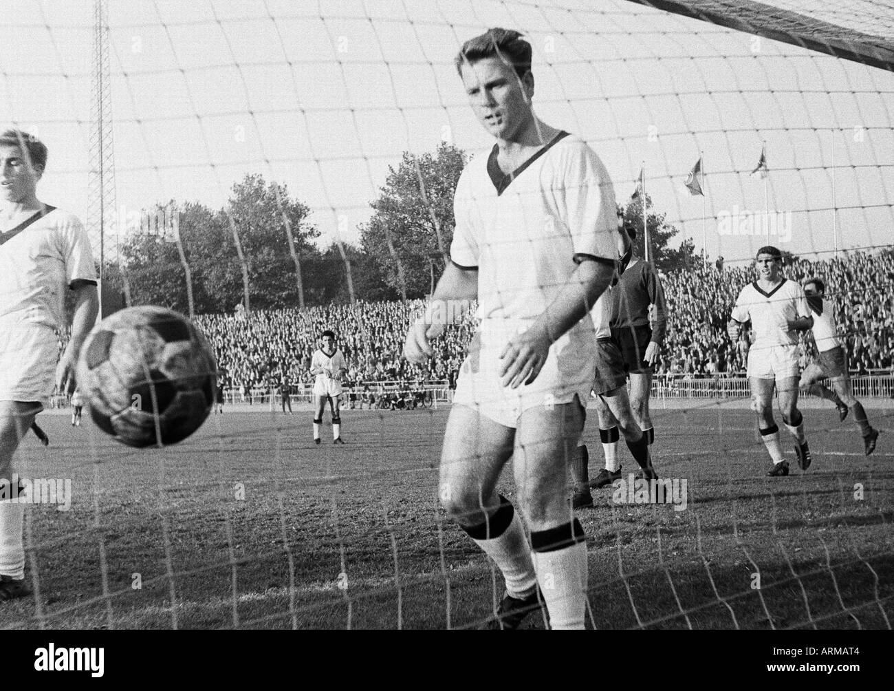 Football, coupe du WFV, 1965-1966, Fortuna Düsseldorf versus ETB Schwarz-Weiss Essen 1:0, stade du Rhin à Düsseldorf, scène du match, 1:0 but en or à Duesseldorf, f.l.t.r. Herbert (Stoffmehl Ingenbold ETB), Heinz (ETB) derrière, Willi Ridder (ETB), kee Banque D'Images