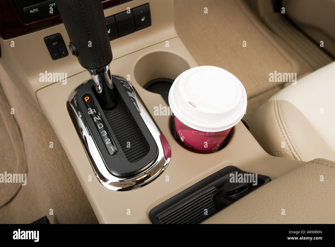 2008 Ford Explorer Limited en rouge - Support de tasse avec Prop Banque D'Images