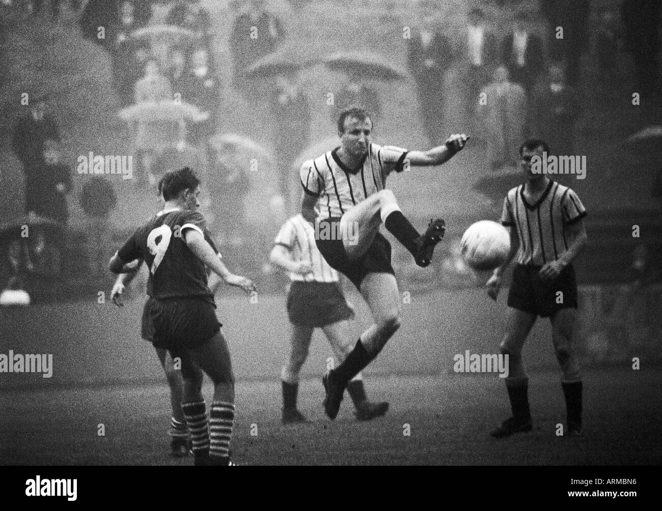 Regionalliga West, football, 1966/1967, Westfalia Herne contre Alemannia Aachen 0:0, stade de Struenkede am Schloss à Herne, pluie, temps de pluie, scène du match, un f.l.t.r. Herne player (9), Werner Nievelstein (Aachen), Erwin Hermandung (Aix-la-Chapelle) Banque D'Images