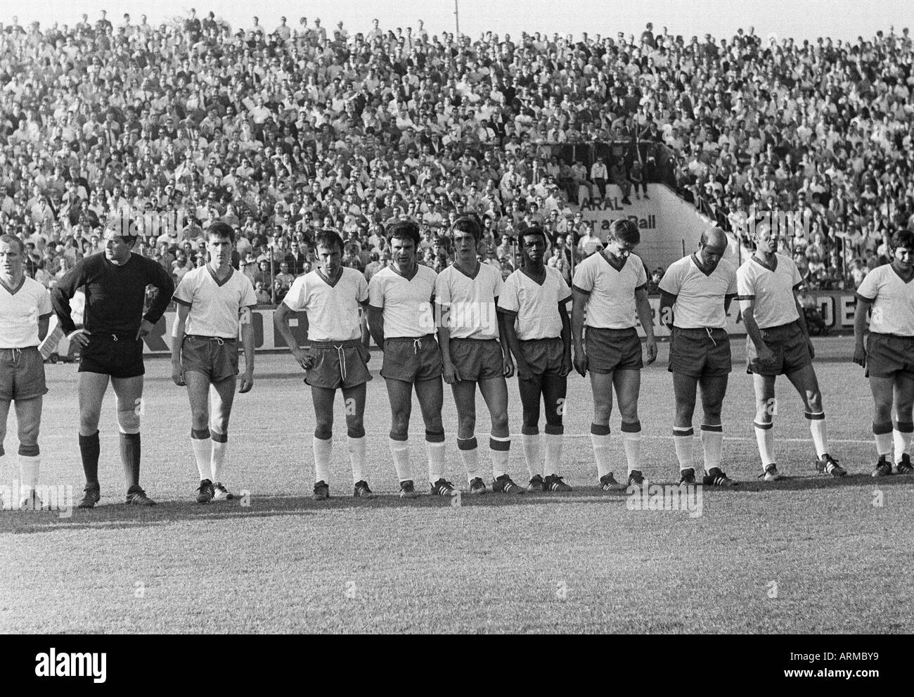 Football, promotion 1968/1969 Regionalliga, match à la Bundesliga 1969/1970, poste d'Essen et la Tasmanie 1900 Berlin 3:1, stade an der Hafenstrasse à Essen, photo de groupe, photo de l'équipe de Berlin avec Bernd Meissel (1.f.l.), keeper Heinz Rohlof Banque D'Images