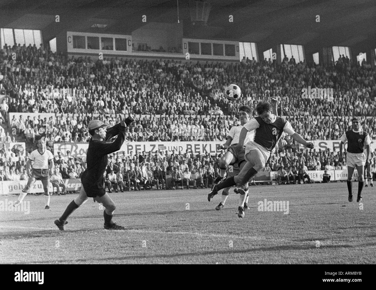 Football, promotion 1968/1969 Regionalliga, match à la Bundesliga 1969/1970, poste d'Essen et la Tasmanie 1900 Berlin 3:1, stade an der Hafenstrasse à Essen, scène du match, un f.l.t.r. Berlin dvd, keeper Heinz Rohloff (Berlin), Berlin un pla Banque D'Images