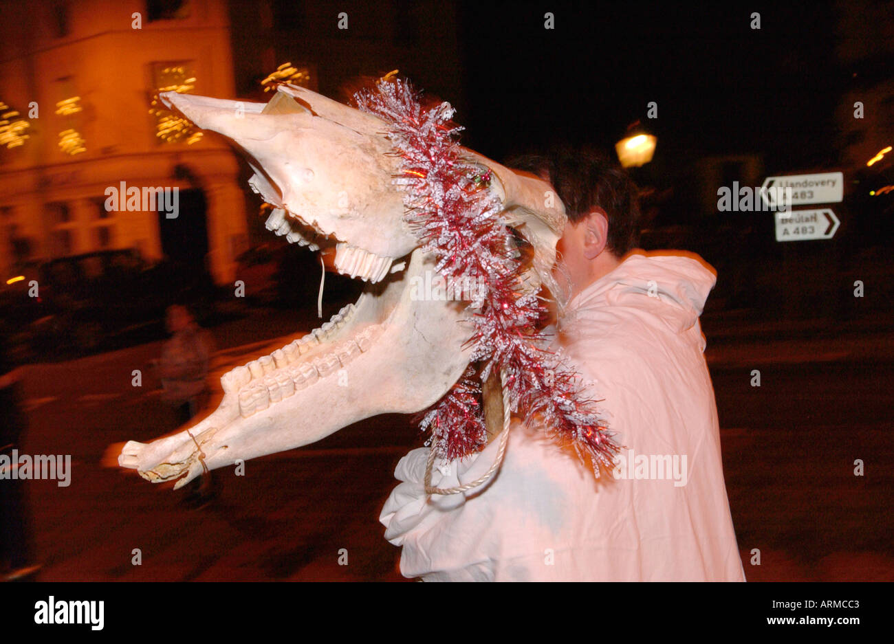 Mari Lwyd, chevaux, crâne décoré pour les fêtes du Nouvel An dans les rues de Llanwrtyd Wells Powys Pays de Galles UK Banque D'Images