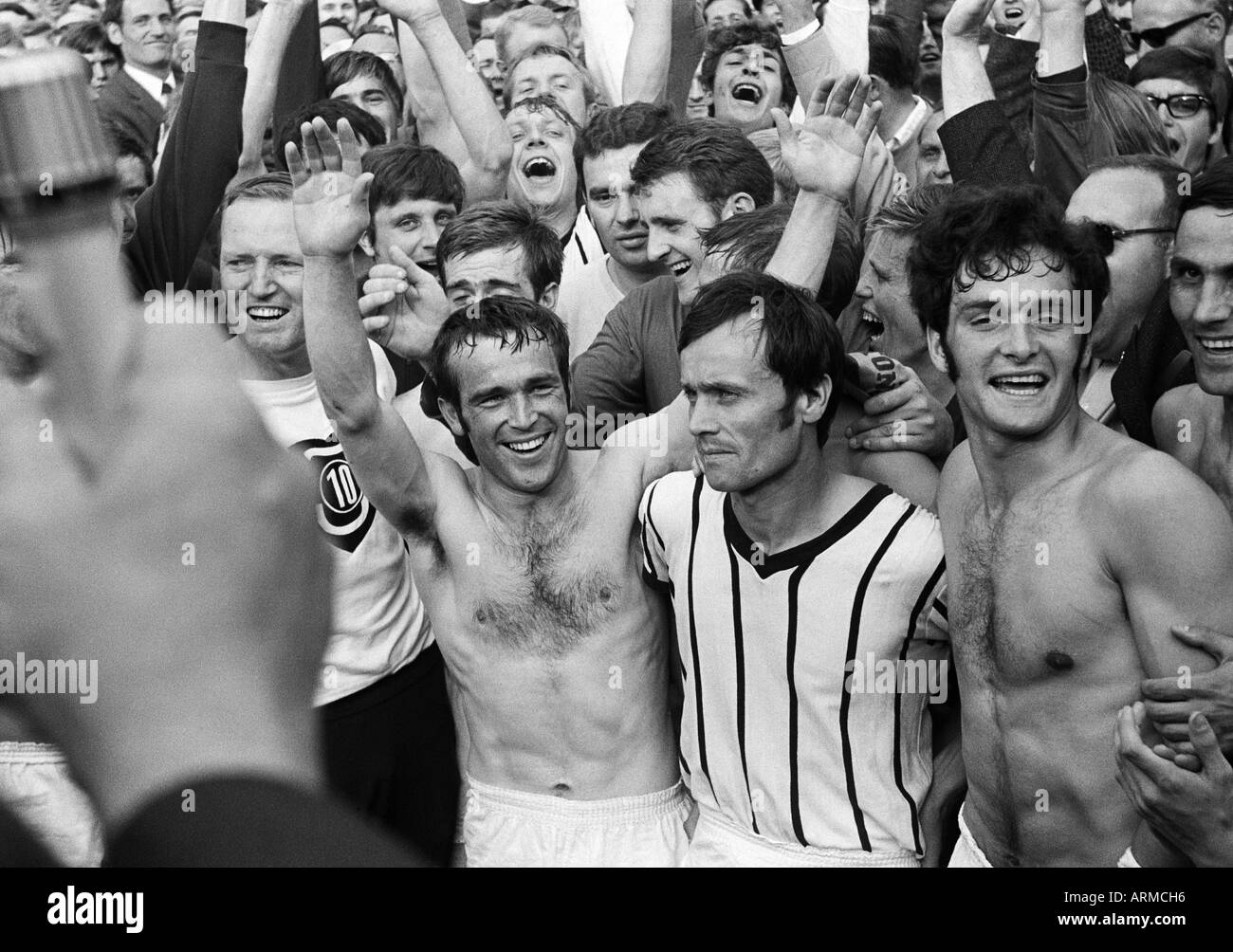 Football, Championnat amateur allemand 1969, final, SC 1910 Cantón Erkenschwick Juelich versus 2:1, stade Grotenburg à Krefeld-Uerdingen, joueurs de football et les amateurs de football du SC Juelich se réjouissent de la victoire de titre à venir, f.l.t.r. Osenberg, Heinz Heinz Ho Banque D'Images