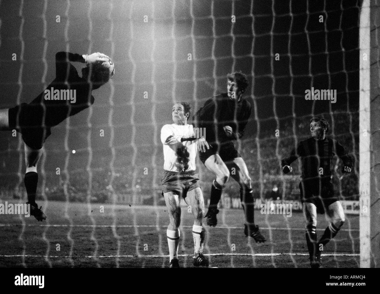 Football, coupe d'Europe des vainqueurs de coupe, demi-finale, première étape, 1969/1970, le FC Schalke 04 contre Manchester City 1:0 Stade, Glueckaufkampfbahn à Gelsenkirchen, scène du match, f.l.t.r. keeper Joe Corrigan (Manchester), Manfred Pohlschmidt (S04), Mike Doy Banque D'Images