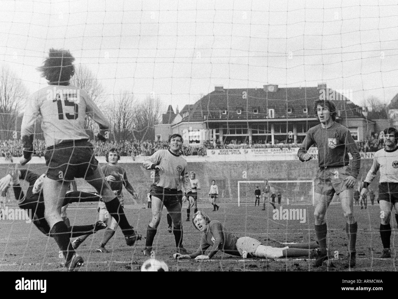 Regionalliga West, football, stade, 1971/1972 am Zoo de Wuppertal, Wuppertaler SV contre Alemannia Aix-La-Chapelle 5:0, scène du match, 1:0 but à Wuppertal, f.l.t.r. keeper Werner Scholz (Aachen), Karl Heinz Vente (Aix-la-Chapelle, 15), buteur Guenter Banque D'Images